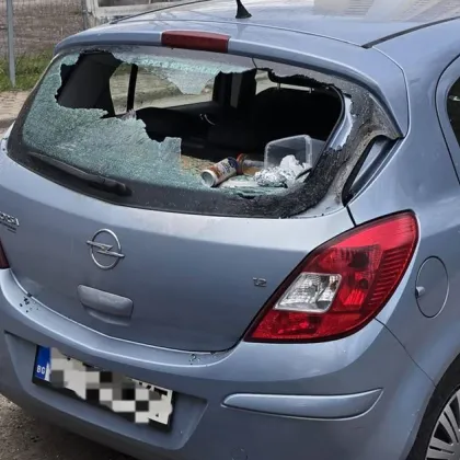 Изпотрошиха задните стъкла на два паркирани автомобила в София за