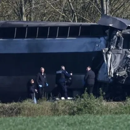 Високоскоростен влак помете военен камион