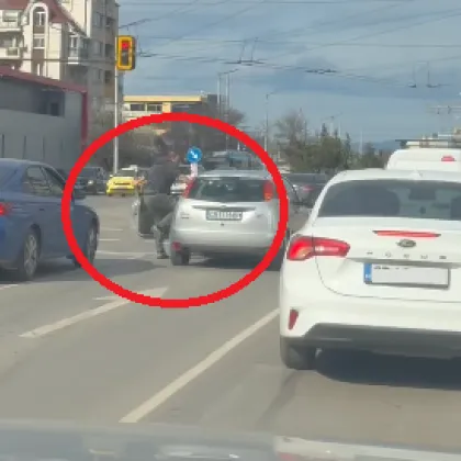 Агресия на кръстовище в София: Шофьор слезе от колата си и нападна друг ВИДЕО