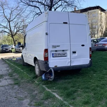 Кошчето пречеше, но бус пак си намери място&hellip; в тревата