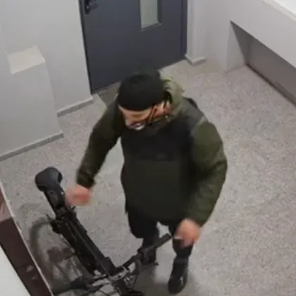 Крадец с маска беше заснет да влиза в жилищен блок