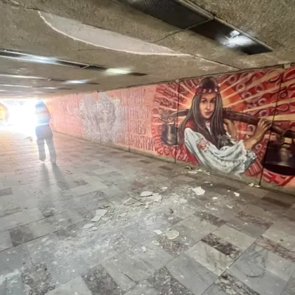 Опасно! Мазилка пада от тавана на подлез в Пловдив СНИМКА