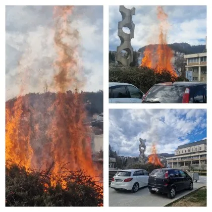 Пламъци в Смолян: кофа за боклук пламна до коли, бърза реакция предотврати по-голяма беда