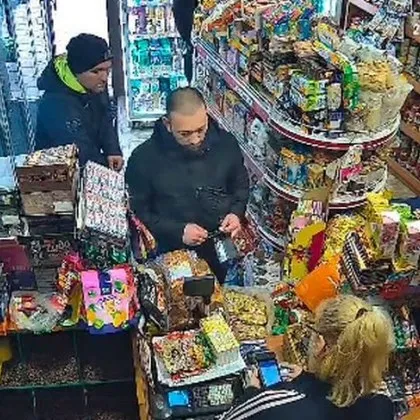 Клиент предотврати побой над жена, нападната от брат си в магазин. Оказа се... полицай ВИДЕО