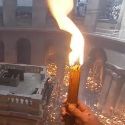 Благодатният огън пристига в Атина с правителствен полет от Йерусалим