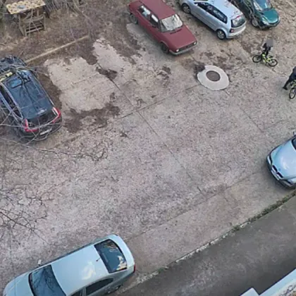 Дете с велосипед по невнимание се заби в паркиран автомобил
