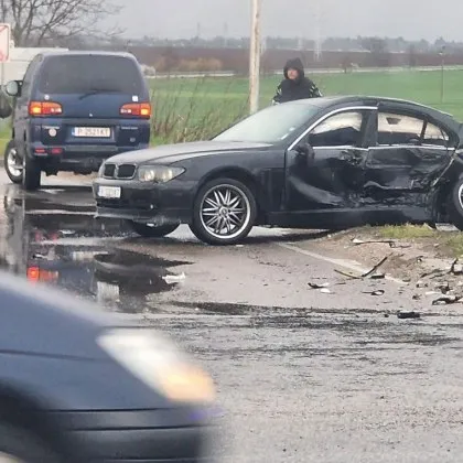 Меле в Русе! Кола е помляна СНИМКИ