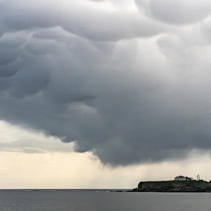 Небето над Царево сякаш &bdquo;ври": мистериозни облаци удивиха фотограф и зрители СНИМКИ