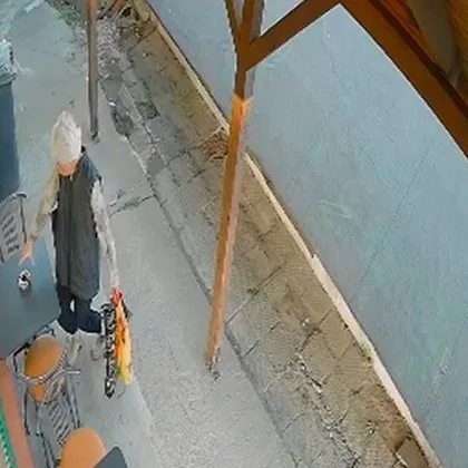 Първо ги изчисти, после ги открадна: дама с &bdquo;високи стандарти" обра пепелници в Ловеч ВИДЕО