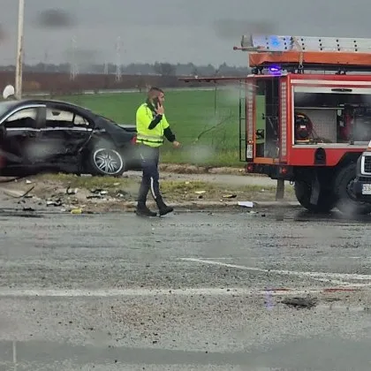 Сблъскали са се катафалка с покойник и БМВ, ранени са трима