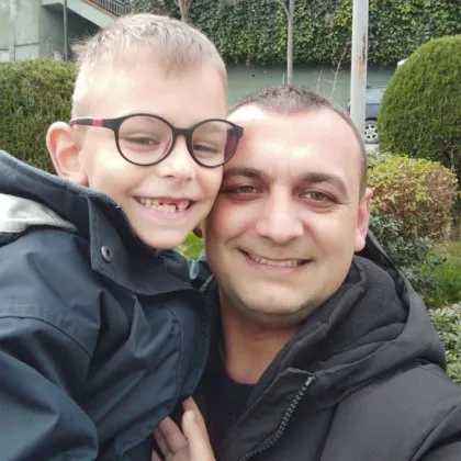 &bdquo;Той стиска зъби&hellip; а аз стискам ръката му" - един баща се бори за живота на сина си