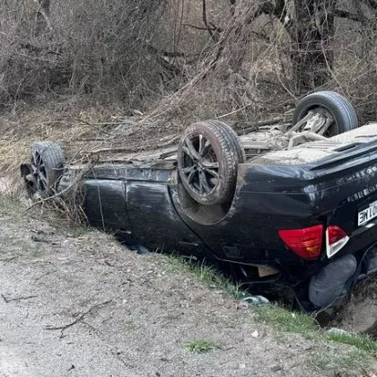 БМВ се обърна в канавката на ключов проход, има ранени СНИМКА