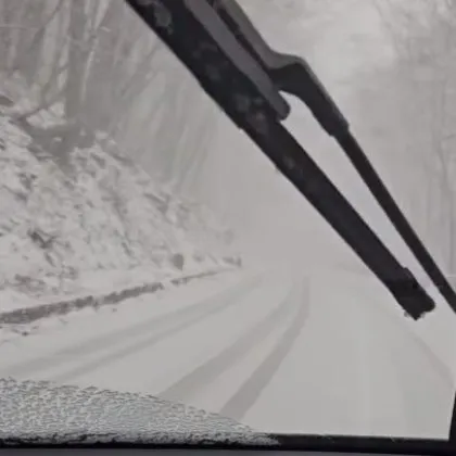 На Разпети петък: Сняг покри Шипченския проход, градушка падна край морето ВИДЕА