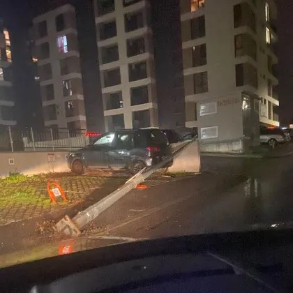 Огромен стълб рухна на сантиметри от кола СНИМКА