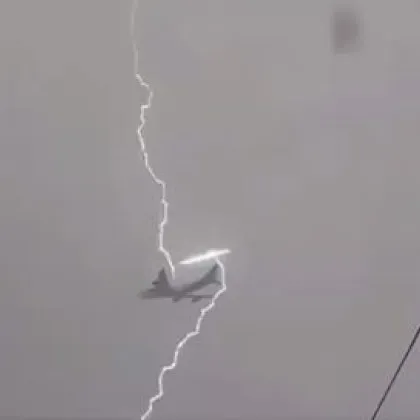 ВИДЕО показва момента, в който мълния удари самолет край Варна