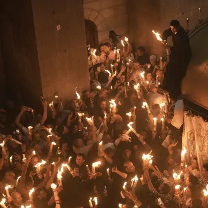 Благодатният огън пристига в Русе от Румъния