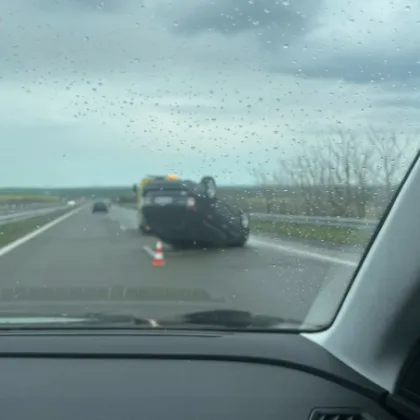 Кола се обърна по таван на "Тракия" СНИМКИ