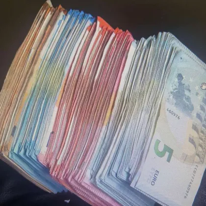 Общински съветник и член на СИК са арестувани за купуване на гласове