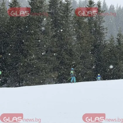 Сняг посред април: Скиори излязоха на пистите в Пампорово ден преди Великден СНИМКИ