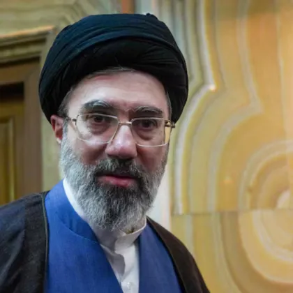 Върховният лидер на Иран взема решения онлайн