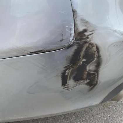 "Вместо яйца ще боядисвам брони": Удариха паркирана кола в Сливен СНИМКИ