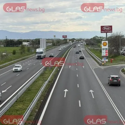 Аварирал камион затруднява движението на "Хемус"