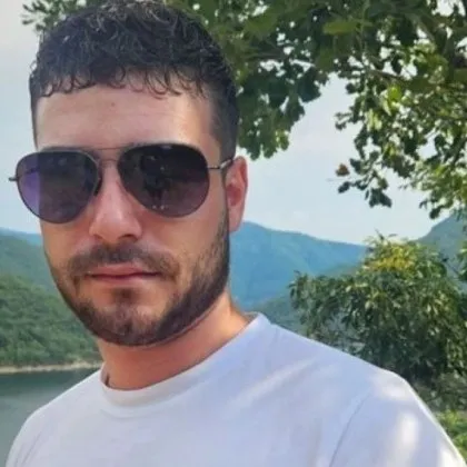 Ти ги събра в дома си за да празнувате нов