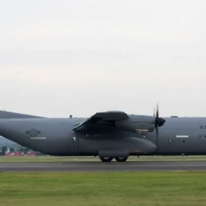 Мъж троши американски военен самолет C-130