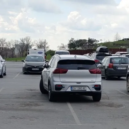 "На широко": Електромобил успя да заеме четири паркоместа СНИМКА