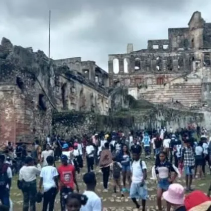 Поне 30 души загинаха при блъсканица в крепост