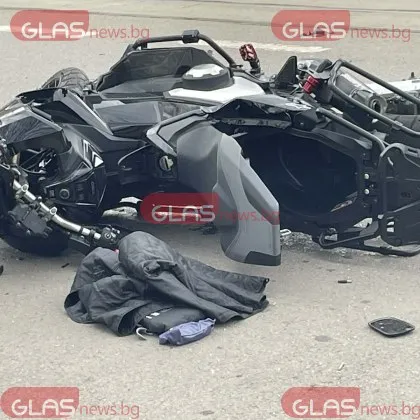 Тежък инцидент в София: Сблъскаха се автомобил и мотор СНИМКИ