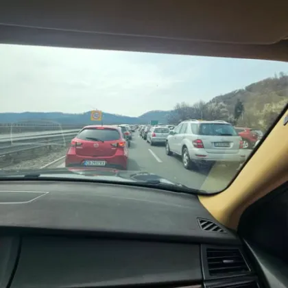 Временно движението се осъществява в изпреварващата лента в тунел Витиня