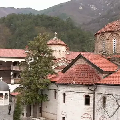 Вярващи се събират за литийното шествие в Бачковския манастир