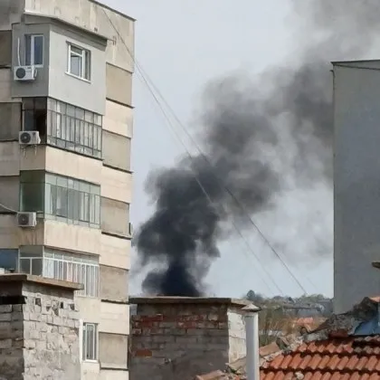 Избухна голям пожар в Русе! Черен дим се издига над града СНИМКИ