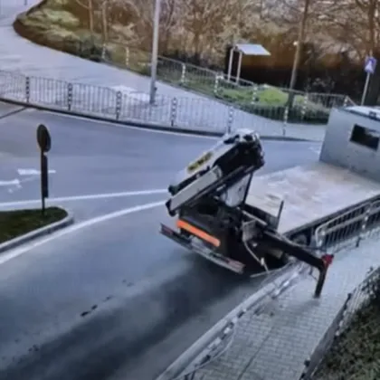 Камион помете метално ограждение в Стара Загора, кметът се намеси ВИДЕО