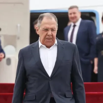 Руският външен министър Сергей Лавров пристигна в Пекин на фона
