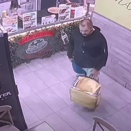 Мъж задигна чужд портфейл в заведение в София, камери го заснеха ВИДЕО