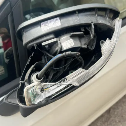 "Мислиш, че живееш сред нормални хора": Столичанка завари колата си ударена