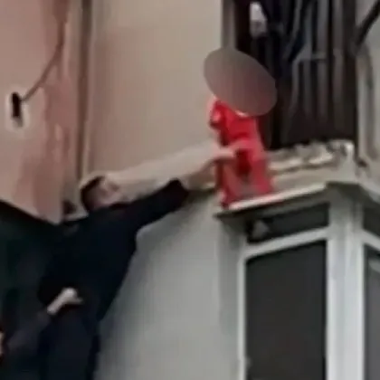 Момченцето, виснало от тераса на 8-ия етаж, се събира със сестричката си