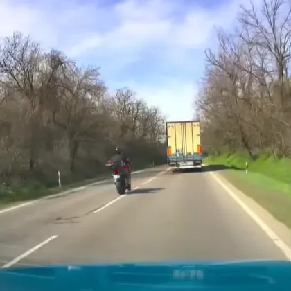 "На пътя след грешка няма рестарт!": Моторист едва избегна челен удар с камион ВИДЕО