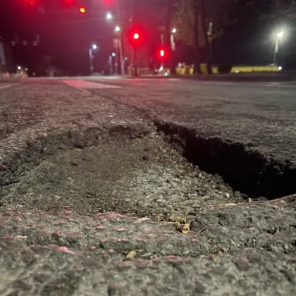 Опасна дупка в Ямбол троши коли: Скъсани гуми и ударени джанти СНИМКИ
