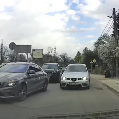 Шофьор опита да изпревари колона в насрещното, настоява да му отстъпят ВИДЕО