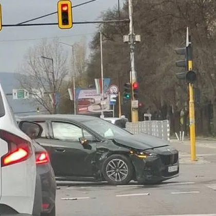 Тежък сблъсък в София! Щетите са сериозни СНИМКИ