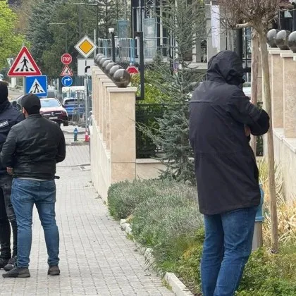 Двама младежи са били задържани непосредствено след извършен грабеж в