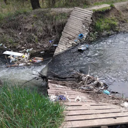 Забравен проблем в София: Падналият мост към Западен парк стои непокътнат СНИМКА