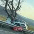 Жесток удар край Розино: BMW излетя от пътя и се заби в дърво, колата се качи върху мантинелата