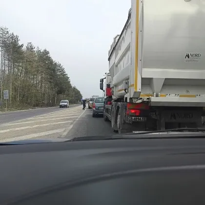 "Хората обядват и си ремонтират колите": Шофьори попаднаха в капан заради ремонт