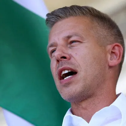 По време на пресконференция лидерът на партията Тиса която спечели