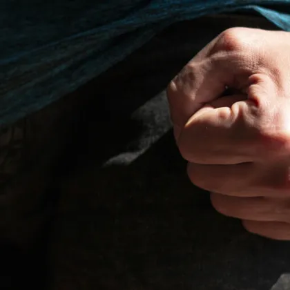 Младежи буйстваха в автобус и нападнаха мъж в София