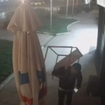 &bdquo;На заем" от Студентски град: трима &bdquo;хубавци" отмъкнаха маса и мебели пред камера ВИДЕО